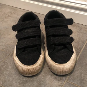 Even&odd skor - Dessa kommer inte till användning längre! Väll använda men ena sulan är lite sönder, är bara att fråga för bild!💞