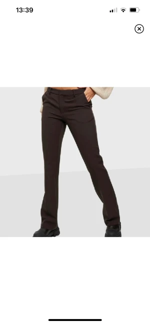 Lågmidjade kostymbyxor  - Jätte fina bruna lågmidjade kostymbyxor! 150 kr storlek 36