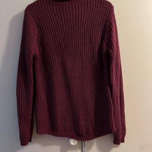 En old rose/vinröd stickad tröja från märket Rut&Circle i storlek M. Modell: Tinelle Rollneck Knit. 100% akryl. Normal i storleken. Bra skick men små tecken på användning. Nypris 399 kr. Säljes inte i butik längre.