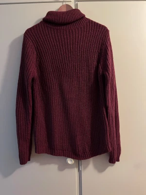 Stickad tröja från Rut&Circle - En old rose/vinröd stickad tröja från märket Rut&Circle i storlek M. Modell: Tinelle Rollneck Knit. 100% akryl. Normal i storleken. Bra skick men små tecken på användning. Nypris 399 kr. Säljes inte i butik längre.