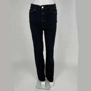 Svarta högmidjade bootcut jeans från Cubus. Ganska långa i benen. Flitigt använda men i bra skick. Storlek M men passar bra på S. 