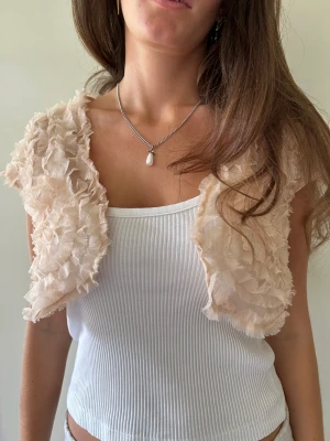 Bolero/kofta - Säljer en så snygg bolero, supersnygg att ha på fest över ett linne eller annan topp. Jättefint skick!🩷