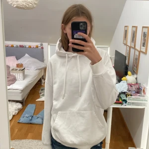 Vit hoodie - Fin vit hoodie Knappt använd 