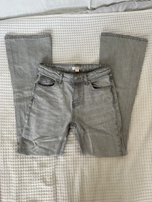 Gina Tricot jeans - Säljer mina gåta bootcut jeans från Gina tricot då de har blivit försmå. Storlek 152 i bra skick. Köparen står för frakt!💕