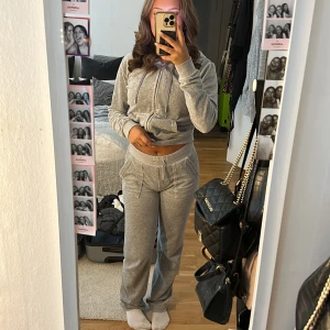 Juciy set grå - Hej säljer ett grått juciy sett i storlek xs i koftan och s i byxorna. Jag är 161 och byxorna är lite långa. Och det är i ganska bra skick förutom att sen silvriga ploppen på ena snöret på byxorna har trillat av. Och det är köpt för ungefär 6 månader sen❤️