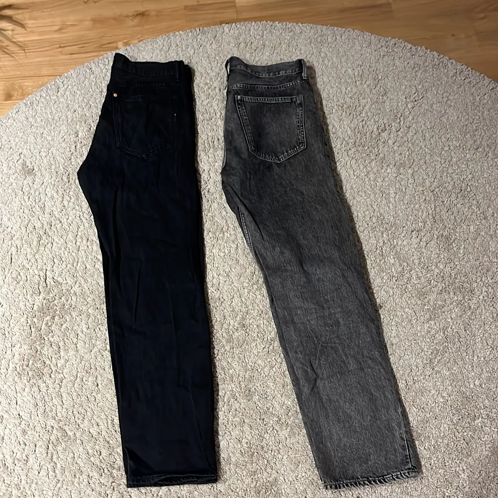 Jag säljer nu två par HM jeans i passformen ”relaxed fit”. Båda är i storlek 32/32. De svarta jeansen är knappt använda och är 10/10 i skick. De gråa jeansen är sparsamt använda och är 9/10 i skick. 100 kr styck och 150kr för båda.. Jeans & Byxor.