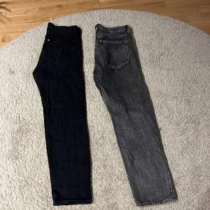 Jag säljer nu två par HM jeans i passformen ”relaxed fit”. Båda är i storlek 32/32. De svarta jeansen är knappt använda och är 10/10 i skick. De gråa jeansen är sparsamt använda och är 9/10 i skick. 100 kr styck och 150kr för båda.