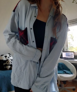 Skjorta med flanellinslag - Cool skjorta som kan bäras som oversized och vanligt beroende på vad man föredrar. Inslag av flanell gör den verkligen unik!