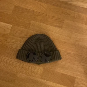 Cp Company  - Mörk grön cp company mössa passar alla huven bra skick andvänd fåtal gånger 
