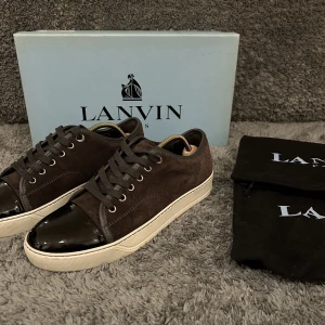 Lanvin skor - Säljer nu dessa lanvinsen i den eftertraktade färgen brun. Skick 8/10. Storlek 5 vilket motsvarar 41. Nypris 4299 mitt pris 2599. Låda och 2 Dustbags medföljer. Fraktar spårbart via postnord eller möts upp i Stockholm 📦