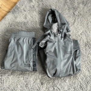 Armani tracksuit - Hej säljer min Armani tracksuit den är så klart ekta jag köpte dom på JD tröjan har inga defekter byxan har ett litet märke men det är inget man märker av. Hör av er vid frågor och funderingar🌟⭐️. Original priset är 2700 mitt pris 1000