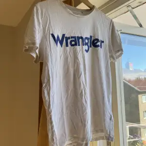 Snygg vit T-shirt från Wrangler. Använder inte då den är för liten för mig 