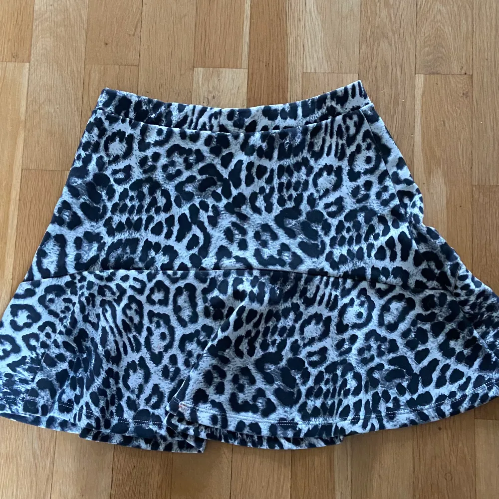 Animal print skirt with good material . Kjolar.