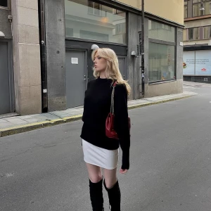 Lowwaist vit kjol - Jätte snygg lågmidjad vit kjol från H&M som endast blivit använd en gång (på bilden)