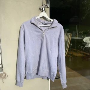 Brandy Melville sweatshirt - Ljusblå sweatshirt från Brandy Melville i en oversize passform. Tröjan har en väldigt liten fläck på baksidan, se bild. Annars är den i gott skick och bara använd några fåtal gånger.