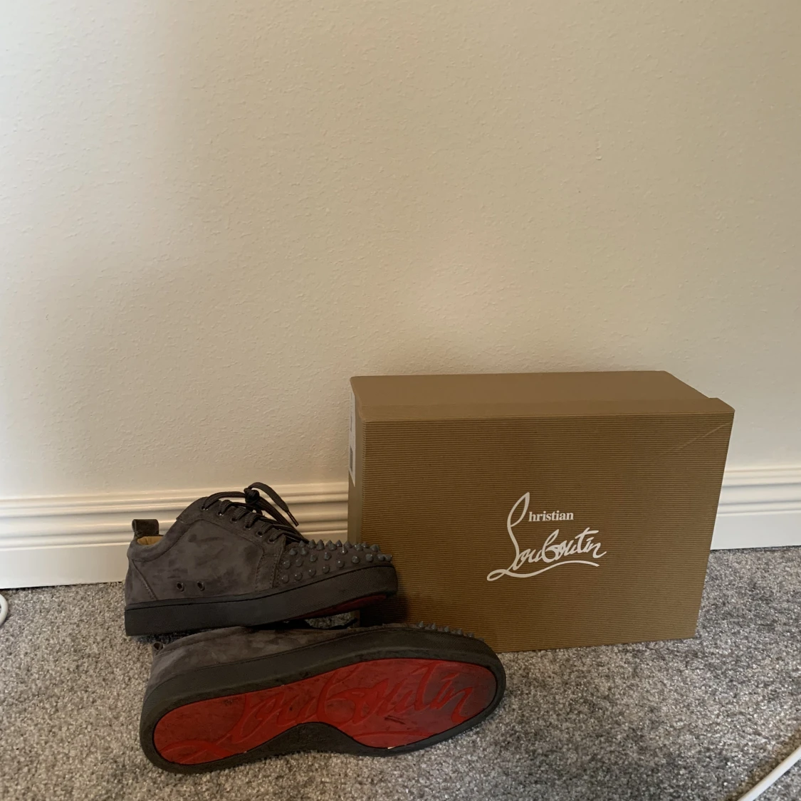 Christian loubitin skor gråa