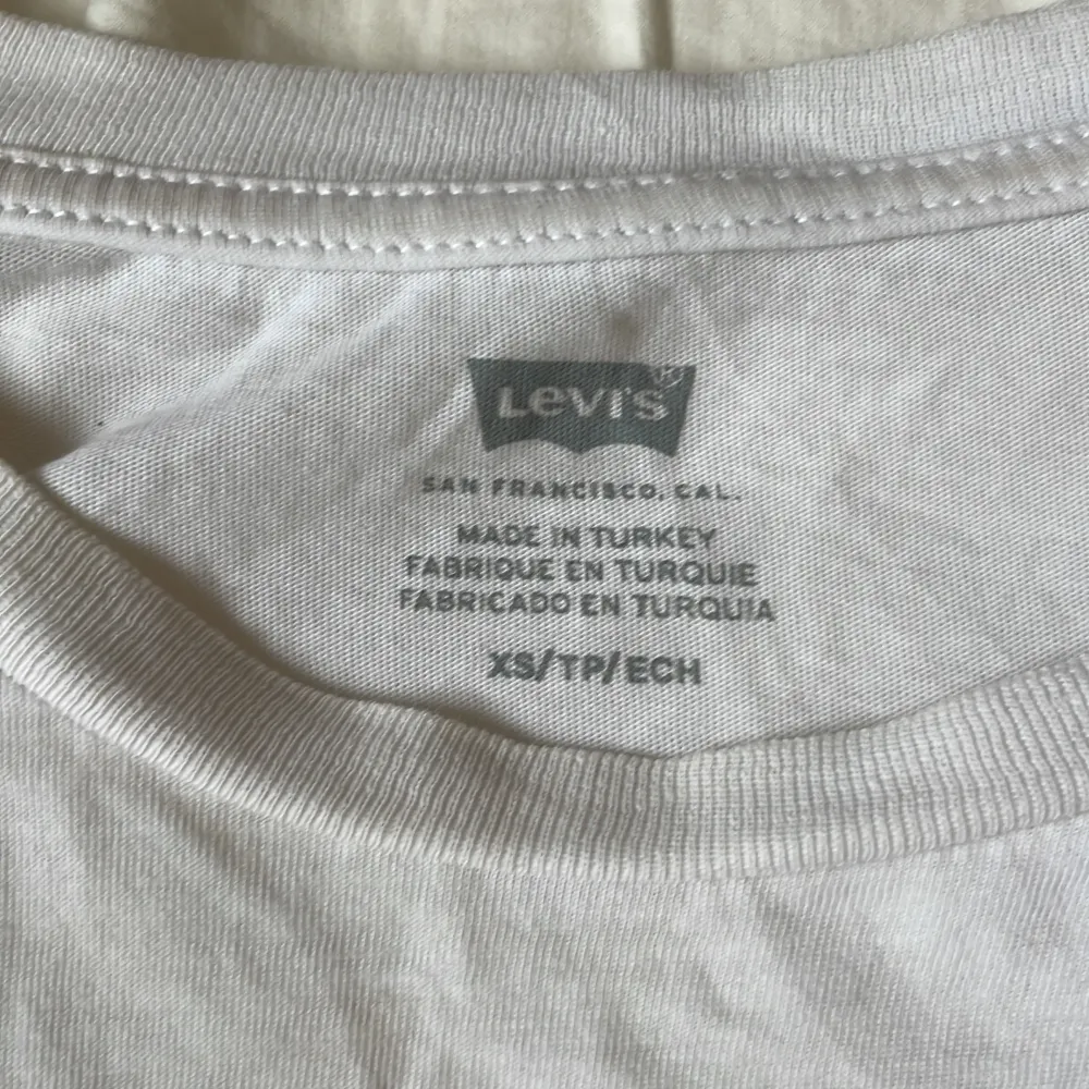 Hejj jag säljer min Levi’s tröja, använd några gånger. Bläddra för att se defekter men dom syns knappast, kontakta för fler bilder. Den är äkta🤍. T-shirts.