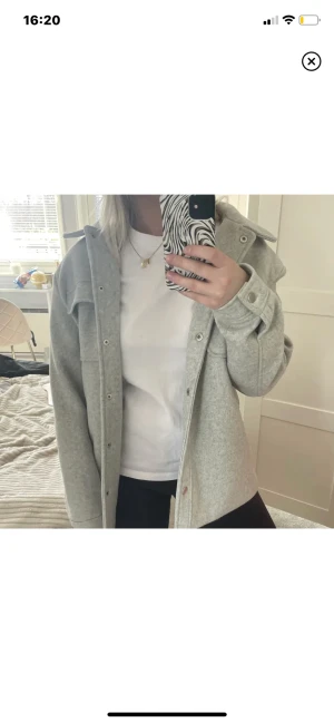 Trendig snygg kappa , jacka ❤️‍🔥 - Snygg och perfekt jacka / kappa nu till hösten! Super skön och i dunder skick! 💕 Skulle säga att den är lite oversized men passar bra när man vill ha en mysig tröja under! 💫 (Ej mina bilder) 