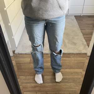 Midwaist blåa jeans med hål. Aldrig använda av mig men köpt begagnat. Bra skick. 