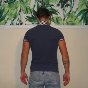 Burberry Piké  - Hej säljer denna fina piké från Burberry! Storlek S men mer som XS runt armarna.  Självklart äkta! Con 8/10 den är använd men inga hål eller liknade.  Hör gärna av dig vi fler frågor! 