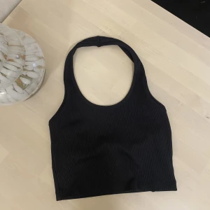 Svart topp - Svart fin basic topp från hm, använda ungefär 1-2 gånger, super fint basplagg🌸