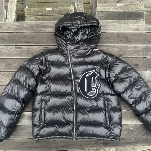 Corvidae jacka  - Size L men funkar som M. Nästan aldrig använd så det är bra skick. Köpte för 5500kr