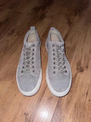 Mockaskor  - Helt nya och oanvända mockaskor från Shoe The Bear.  Rensar ur min garderob från en hel del oanvända kläder🌼 Kika och se om du ser något mer i min profil som du gillar så skickar jag med det till dig också!😊 Fler kläder kommer! 