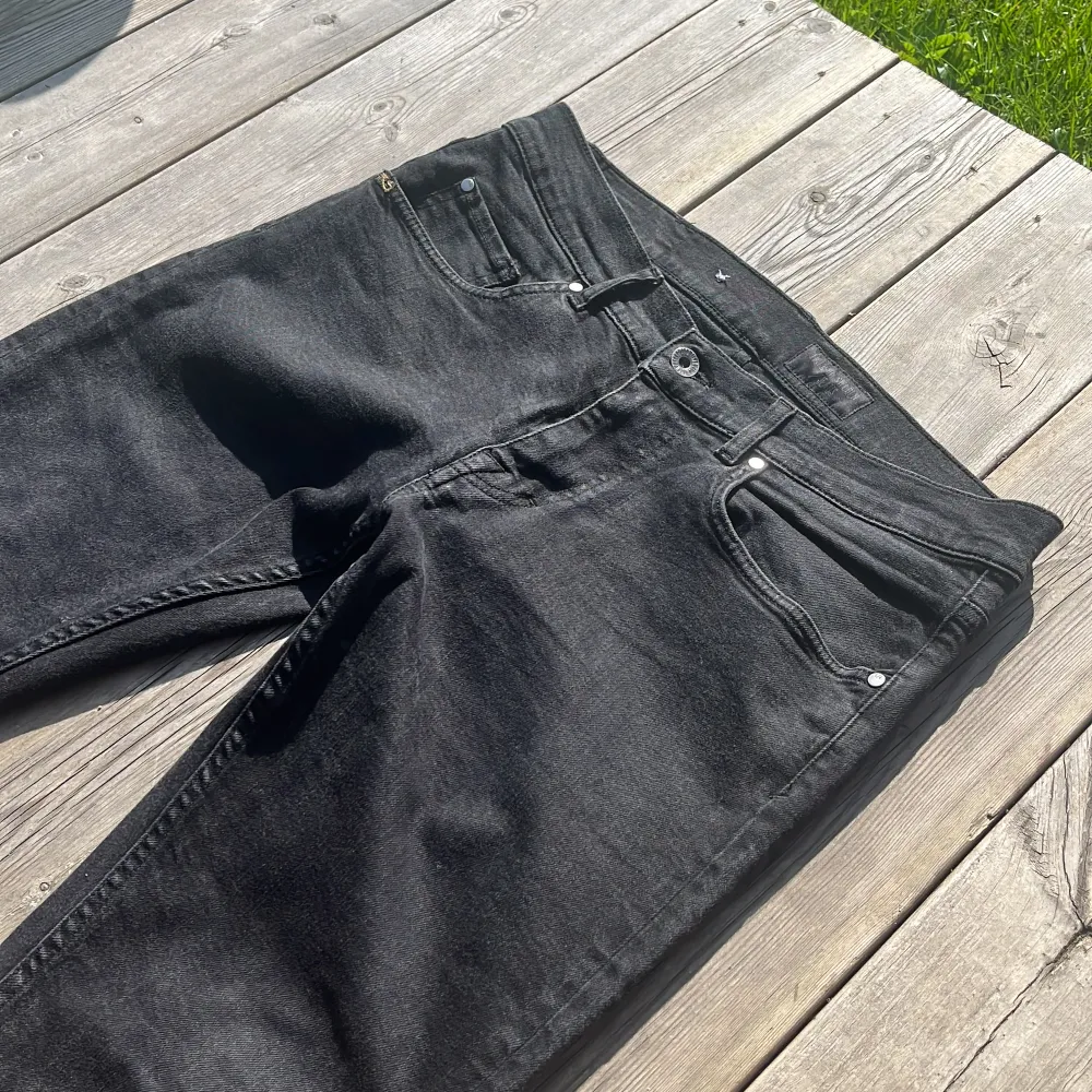 Nypris runt 1300kr Inga defekter. Bra skick. Slim fit.  Pris kan diskuteras. Tar gärna emot byten.  550kr vid snabb affär. Hår bra att trycka på köp nu. Jeans & Byxor.