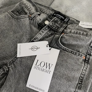 LOWWAIST JEANS - Jättesnygga nya Stradivarius ’low straight’ jeans i färgen ’dark grey’. Storlek 32, perfekt passform. Innerben: ca 82 cm !! köp sker endast genom swish, ej köp nu ❤️❤️