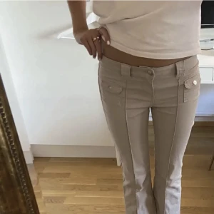Trendiga hm jeans - Trendiga hm jeans strl 38💗 (första bilden är lånad andra är min) köpte för 600 på Plick, kommer inte till användning 