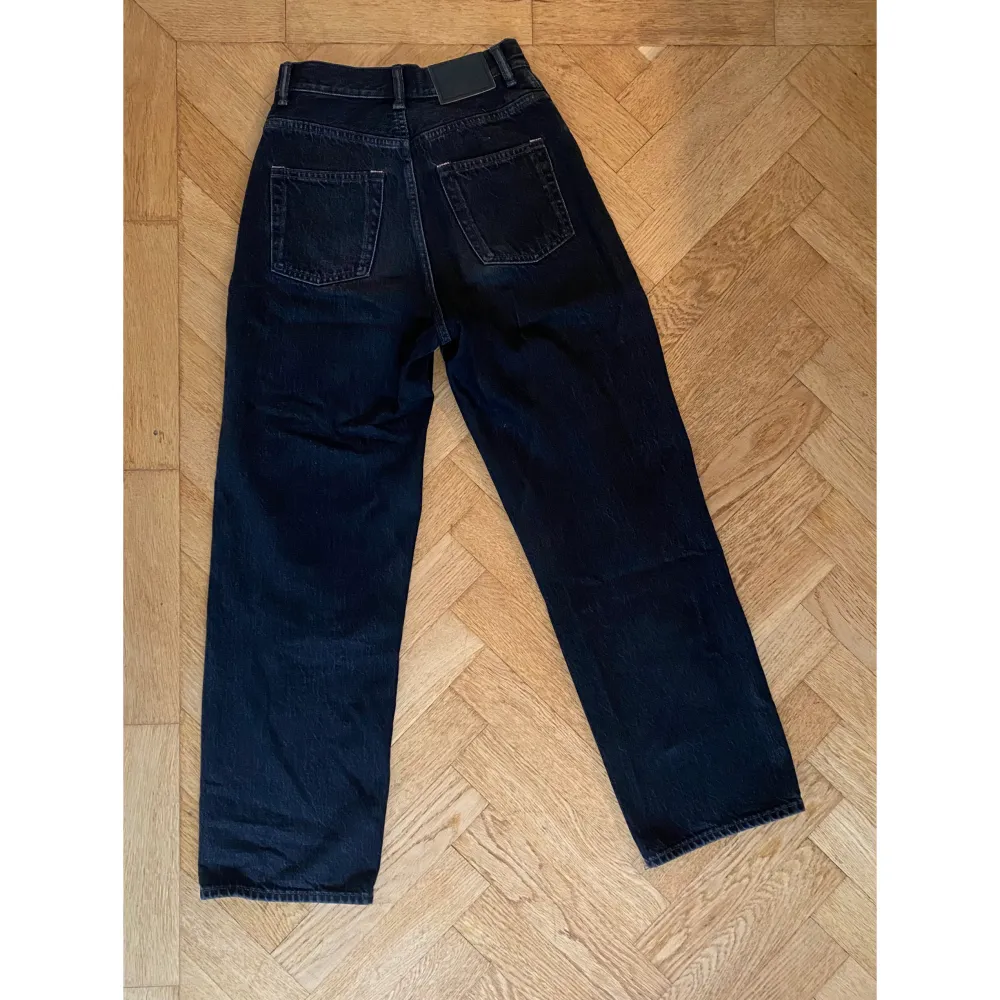 Jeans ”1993 Vintage Black” från Acne Studios i storlek 26/32. Nypris 2900. Väldigt sparsamt använda.  Innerbenslängd: 74 cm Lår: 30 cm Ytterbenslängd: 104 cm . Jeans & Byxor.