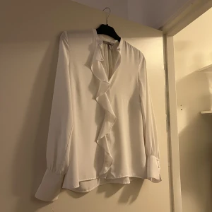Blus med volang  - Jätte fin blus med volang på framsidan 