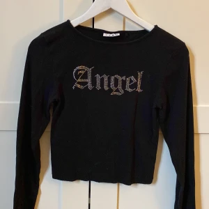 Långärmad tröja  - Långärmad moderkort svart tröja av märket Stay. 