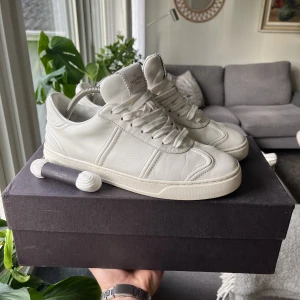 Valentino Flycrew Vita - Valentino flycrew’s i fint skick, alla nitar kvar. Box, dustbags & extra snören tillkommer. Storlek 41,5 sitter större. Nypris 7k+, mitt pris 2999kr! Hör gärna av er vid frågor & funderingar! 🙌