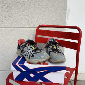 Sneakers från Asics  Modell: Gel-Kayano 5 OG  Storlek: 41,5 Längd innersula: 26cm  Skick: använt skick. Trasig på insidan av hälen på båda skor. Ingen defekt på sulan. Swish is queen 👟🪢