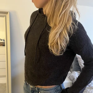 Stickad hoodie✨✨ - Fin stickad hoodie i bra skick!✨✨mörkgrå och liten i storlek!