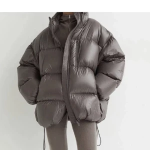 Vinterjacka  - Snygg vinterjacka från hm som är varm och puffig. Perfekt nu till vintern. Säljer för att jag har en liknande 