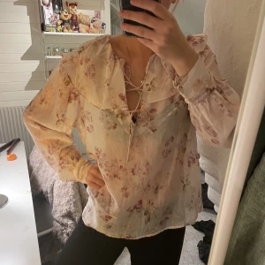 Blus - Blommig blus från hm. I storlek M så förstor för mig som syns på bilden💋