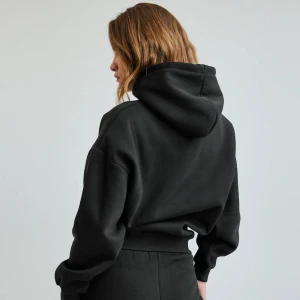 Bikbok hoodie  - Säljer min super snygga och sköna hoodie från Bikbok. Nyskick då den knappt är använd! Köpt för 400.