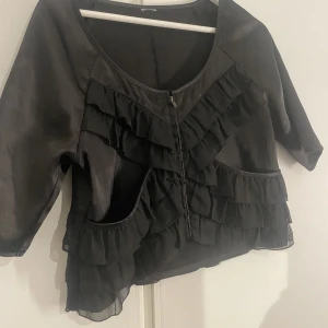 Volang satin ”jacka” - Superfin jacka/blus köpt här på plick. Trekvartsärm,skriv för bilder på!