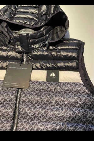 Moose knuckles väst Äkta  - Äkta väst från moose knuckles helt ny och äkta med tags kvar storlek xl  Nypris 5000kr Priset kan diskuteras och sänkas vid snabb affär Kvitto finns