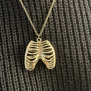 Fint ribcage halsband💞 - Skitsnyggt emo halsband💕😻använt max två gånger, säljer vidare!!💞