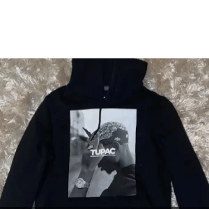 Tupac hoddie  - Säljer denna då den ej passar. Fin i skicket.