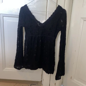 Svart spetstopp - Så snygg svart långärmad spetstopp med v-ringning🖤Superfint skick. Passar xs-s. Skriv vid funderingar och kolla in mina andra annonser🎀