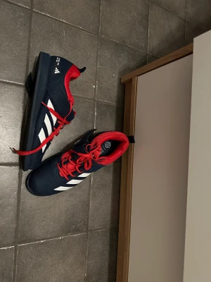 Adidas tyngdlyftarskor - Nyskick  Storlek 43 (1/3) Adidas powerlift 5  Nypris 1200 kr