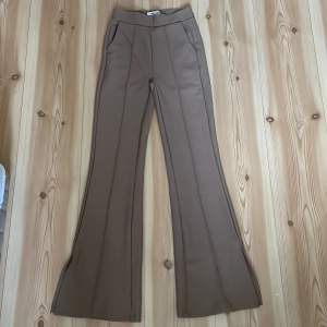 Light brown/ biege pants, XXS size bought in sinsay, few times used and in great shape no issues . At the buttons its split ends on sides 
