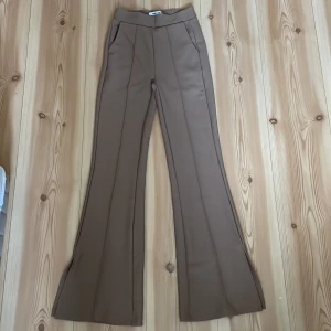 Pants - Light brown/ biege pants, XXS size bought in sinsay, few times used and in great shape no issues . At the buttons its split ends on sides 