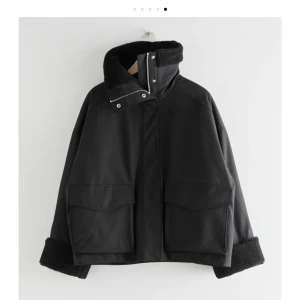 Jacka  - Säljer denna jacka i nyskick, endast använd ett fåtal gånger. Slutsåld i XS, S & M. Min är en S men passar större och mindre beroende på önskad fit. Den är oversized i storleken! 