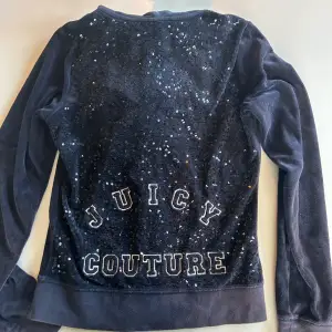Mörkblå hoodie med dragkedja från Juicy Couture i storlek S i fint skick. 