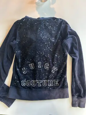 Mörkblå hoodie med dragkedja från Juicy Couture i storlek S i fint skick. 